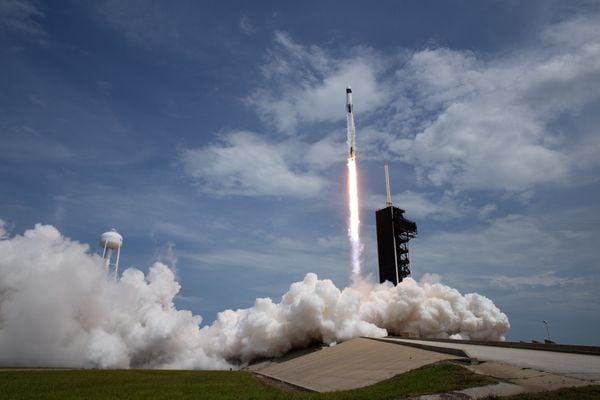 O foguete Falcon 9 e a cápsula espacial Crew Dragon decolaram no sábado (30/5) em direção à Estação Espacial Internacional. O lançamento é uma parceria entre a Nasa e a SpaceX