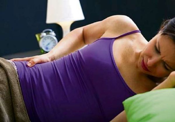 O ideal é dormir de lado, com um travesseiro entre as pernas e outro regulado na altura da cervical