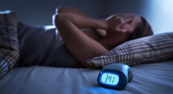 A privação crônica de sono está associada a ganho de peso, diabetes, pressão alta e síndrome metabólica. Algumas pesquisas mais recentes associam a falta de sono a maior risco de doenças infecciosas e resposta menor às vacinas
