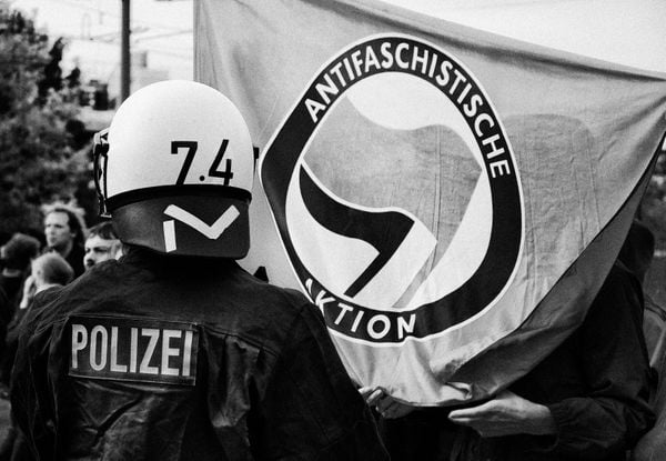 Bandeira Antifascista em protesto na Alemanha
