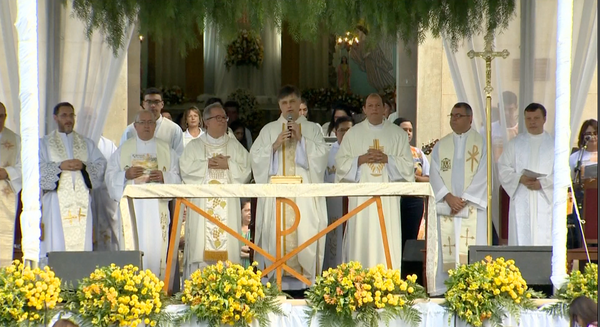 Benção dos fiéis em frente a igreja Matriz, em Castelo