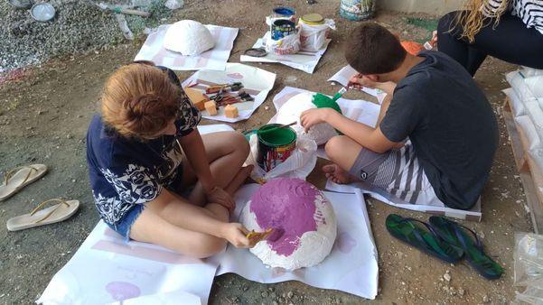Crianças e adolescentes coordenados pela Eliane ajudando no preparativo dos materiais