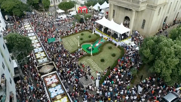 Imagens áreas mostram os fiéis na Missa Campal de Corpus Cristi no ano passado