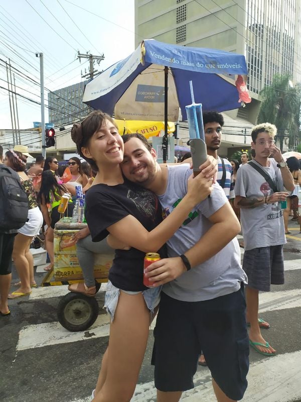 O casal de namorados Agnes Gava e João Pedro Brito decidiu morar junto durante a quarentena