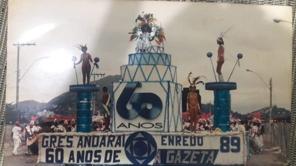 Escola de samba homenageou os 60 anos da Rede Gazeta no Carnaval de Vitória de 1989; à coluna, agremiação aproveita para anunciar live solidária no próximo dia 5 de julho