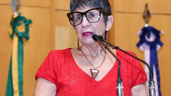 Deputada estadual concorre de forma compartilhada à presidência do partido no Espírito Santo com João Coser e machucou o braço ao tentar separar confusão em evento