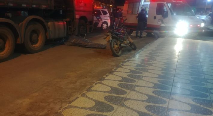 O trabalhador de granja Fabricio Littig, de 22 anos, se desequilibrou da moto e caiu na rua no exato momento em que passava uma carreta, que o atropelou. Acidente aconteceu no fim da tarde desta terça-feira (2), no distrito de Melgaço
