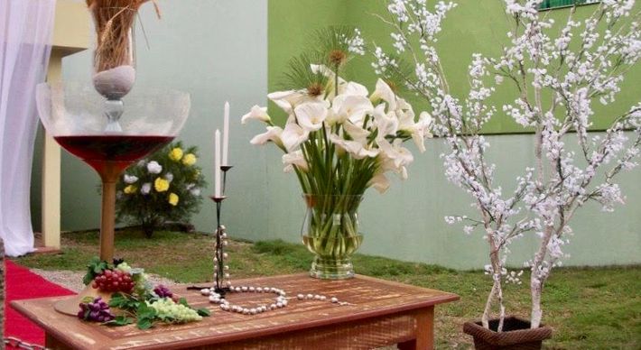 Devotos vão decorar fachadas das casas no lugar de confeccionar os tradicionais tapetes