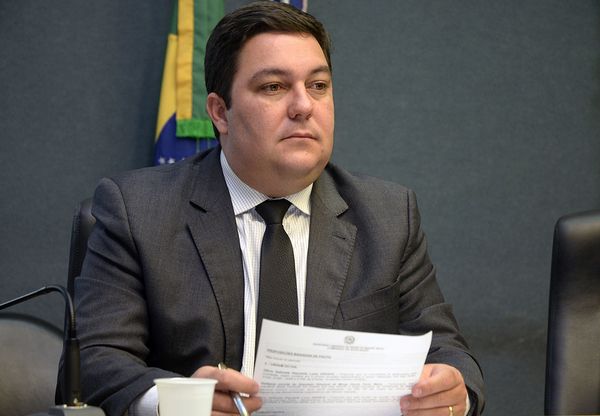 O governador Renato Casagrande (PSB) anunciou a indicação do deputado estadual do PSB para a pasta; secretário de Turismo e diretor do Detran também foram confirmados