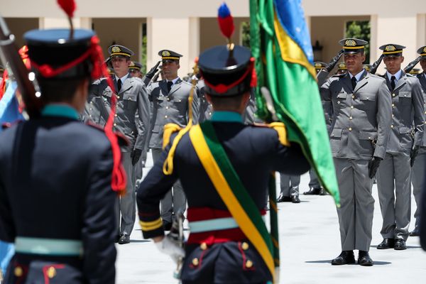 Entrada da Bandeira Nacional, acompanhada dos estandartes do Exército, do Corpo de Cadetes e das Bandeiras históricas do Brasil.
