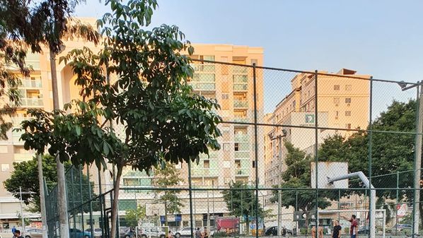 Uma foto tirada por um morador mostra que pelo menos sete indivíduos ignoraram as recomendações de distanciamento social e praticaram esporte em uma quadra em praça de Jardim Camburi