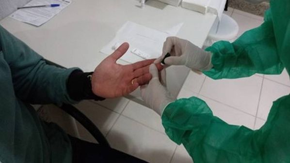 Para garantir retomada segura das operações, companhias fazem seus próprios inquéritos sorológicos. Especialistas, no entanto, alertam para risco de confiar nos exames rápidos