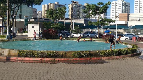 No registro feito por um morador na tarde desta quinta-feira (4), é possível notar que além da violação às regras, a atividade acontece a poucos metros de um veículo da Guarda Municipal