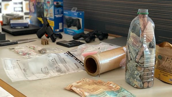 De acordo com a Polícia Civil, além de um material comprado de forma fraudulenta, foram encontradas armas, drogas e munições na casa do suspeito