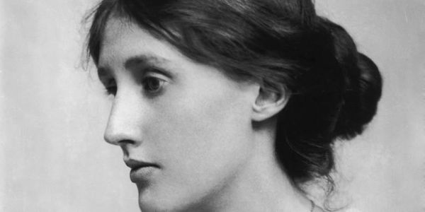A escritora inglesa Virginia Woolf, que tem três livros lançados simultaneamente