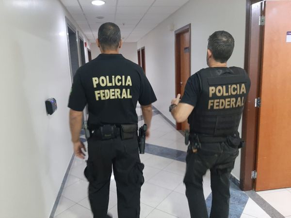 Agentes da Polícia Federal prenderam suspeito de comandar o tráfico de drogas em Governador Valadares