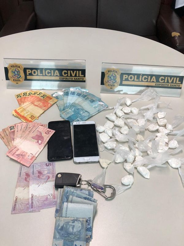 Além da carteira, homem estava com drogas e sem a Carteira Nacional de Habilitação 