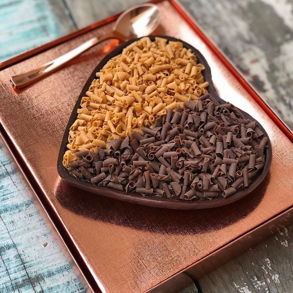 Coração de chocolate recheado com brigadeiro ao leite e de maracujá da confeiteira Monique Monteiro