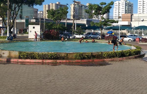 Crianças usam chafariz como piscina em praça de Vila Velha