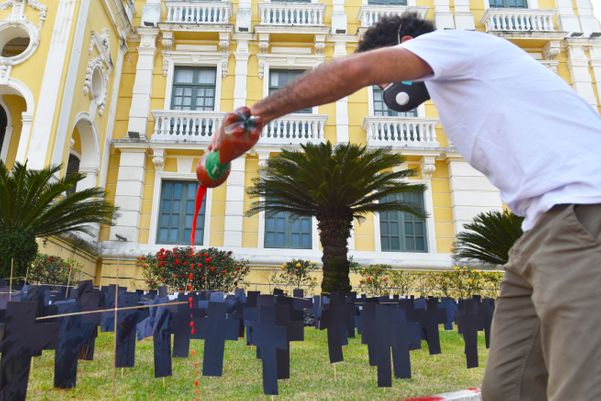 Movimento Negro realizou protesto e reivindicaram lockdown e hospital de campanha na frente do Palácio Anchieta, Sede do Governo do ES por Fernando Madeira