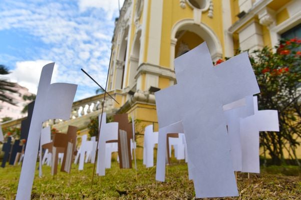 Movimento Negro realizou protesto e reivindicaram lockdown e hospital de campanha na frente do Palácio Anchieta, Sede do Governo do ES. Em menor número, as cruzes brancas representa os brancos vítimas da covid19. por Fernando Madeira