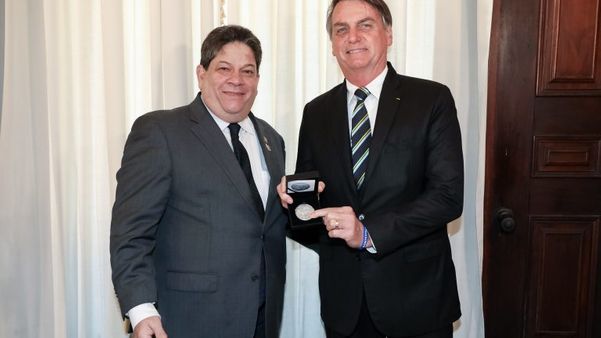 O presidente Jair Bolsonaro ao lado do ex-presidente do Banco do Nordeste, Alexandre Borges Cabral