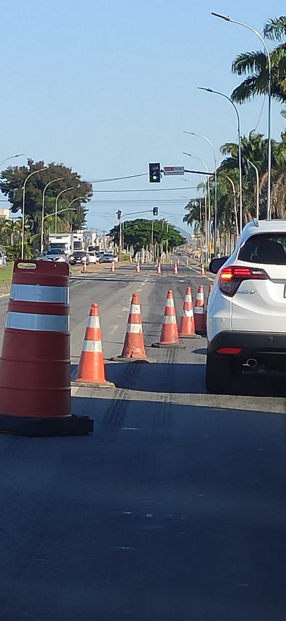 Obra na pista central da BR 101 causa congestionamento na altura do bairro Laranjeiras, na Serra por Internauta