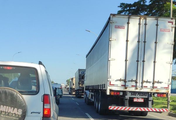 Obra na pista central da BR 101 causa congestionamento na altura do bairro Laranjeiras, na Serra por Internauta