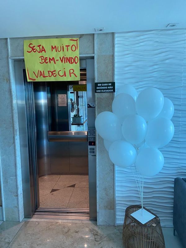 Valdecir é recebido por vizinhos e família após deixar o hospital em que esteve internado com a Covid-19 por Arquivo da família