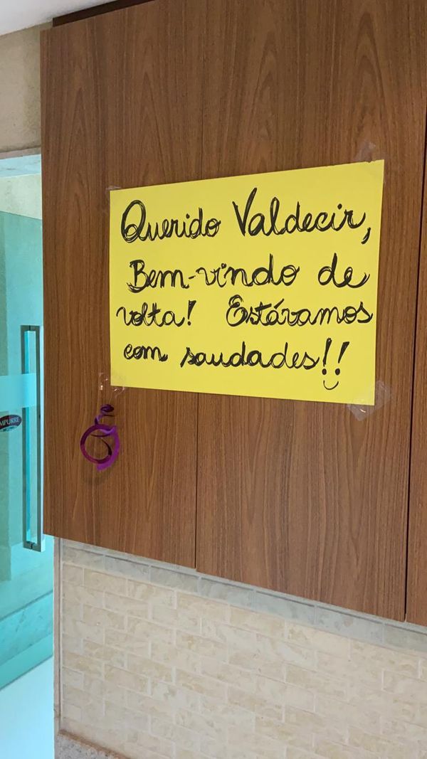 Valdecir é recebido por vizinhos e família após deixar o hospital em que esteve internado com a Covid-19 por Arquivo da família