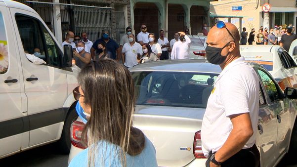 Familiares e amigos foram para as ruas para se despedirem do Sandro Andrésio de Alvarenga por Reprodução | TV Gazeta