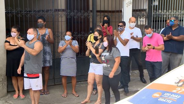 Familiares e amigos foram para as ruas para se despedirem do Sandro Andrésio de Alvarenga por Reprodução | TV Gazeta