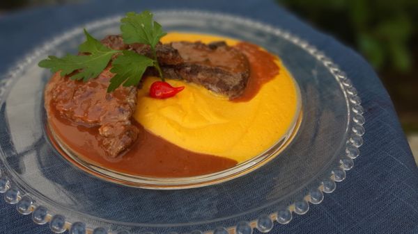Filé ao molho madeira e creme de abóbora com gorgonzola do bistrô A Oca