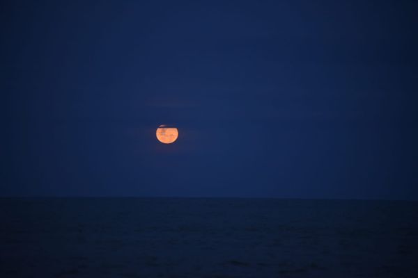 Fim de tarde com "Lua de Morango" em Manguinhos por Ricardo Medeiros