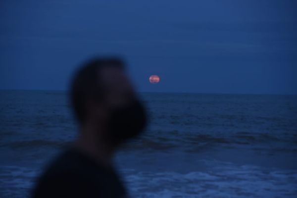 Fim de tarde com "Lua de Morango" em Manguinhos por Ricardo Medeiros