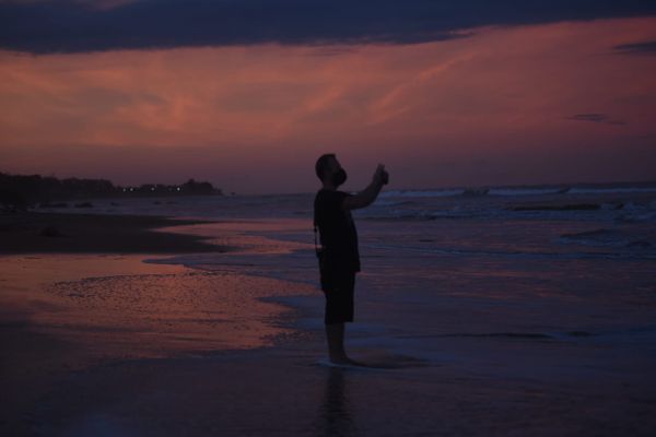 Fim de tarde com "Lua de Morango" em Manguinhos por Ricardo Medeiros