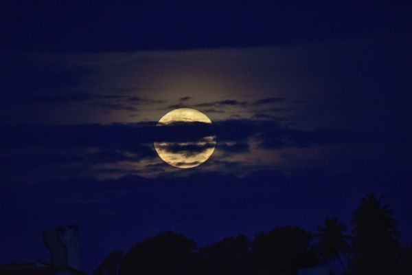 "Lua de Morango" coloriu o céu de pelo menos quatro continentes por Vitor Jubini