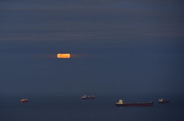 "Lua de Morango", nesta sexta (5), vista do Convento da Penha por Carlos Alberto Silva