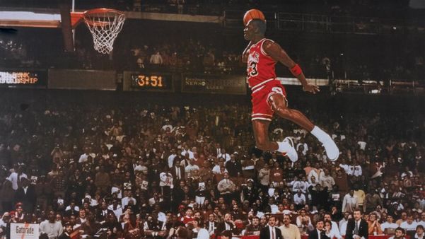 Michael Jordan em enterrada vencedora durante o campeonato de enterradas de 1988