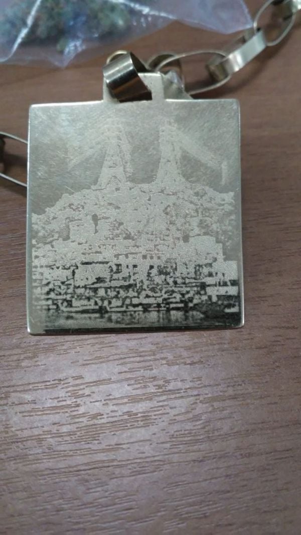 Preso ostentava cordão com foto da comunidade que comandava