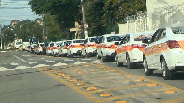 Taxistas fizeram um cortejo em homenagem ao colega Sandro Andrésio de Alvarenga