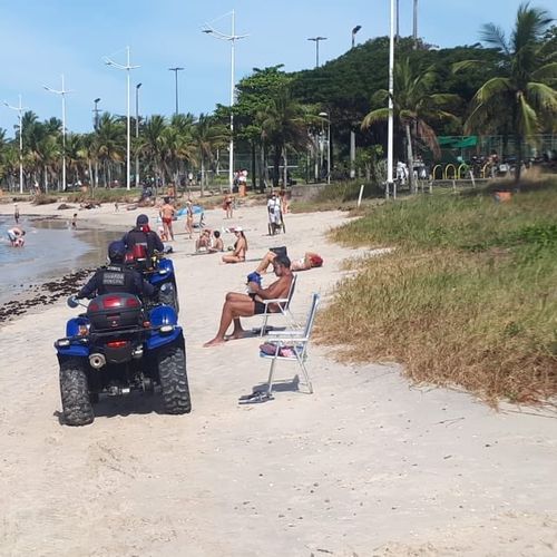 Prefeito contou, nas redes sociais, que a Guarda pediu a banhistas que fossem para casa, para cumprir o isolamento social. Internautas criticaram medida 'branda'
