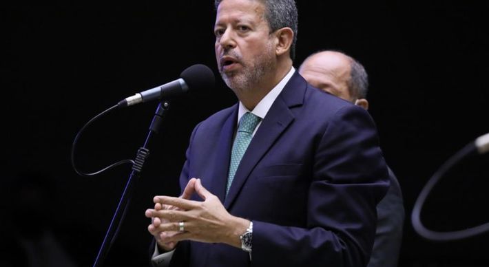 A resolução que orienta a bancada a não apoiar candidatos que representem o Palácio do Planalto foi aprovada por unanimidade pelos presentes na hora da votação