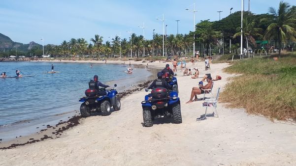 Guarda Municipal de Vitória circula nas praias pedindo para as pessoas ficarem em casa neste sábado (6)