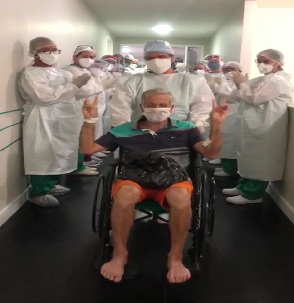 José Carlos, deixou o Hospital Litoral Sul, em Itapemirim, sob o aplauso dos profissionais de saúde