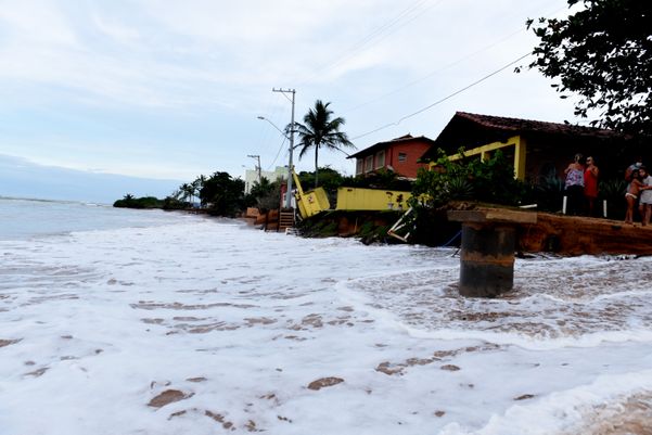 Fortes ondas danificaram casas e até postes de iluminação caíram em Manguinhos.  por Ricardo Medeiros