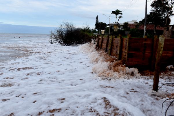 Fortes ondas danificaram casas e até postes de iluminação caíram em Manguinhos.  por Ricardo Medeiros