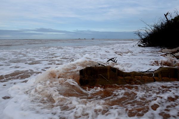 Fortes ondas danificaram casas e até postes de iluminação caíram em Manguinhos.  por Ricardo Medeiros