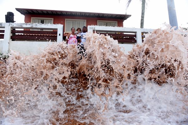 Fortes ondas danificaram casas e até postes de iluminação caíram em Manguinhos. 