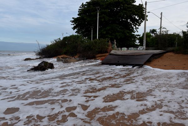 Fortes ondas danificaram casas e até postes de iluminação caíram em Manguinhos.  por Ricardo Medeiros